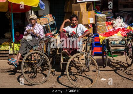 Rikscha-Fahrer entspannen sich in Yangon, Myanmar Stockfoto