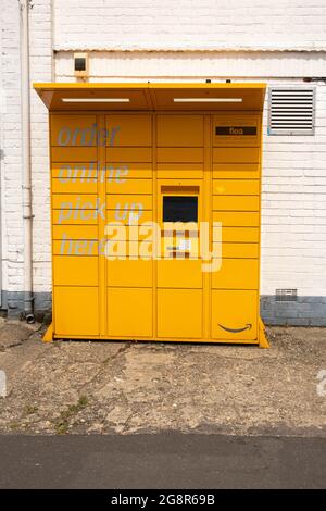 Amazons Online-Bestellungs- und Abholstelle außerhalb einer lokalen Garge in Norfolk Stockfoto