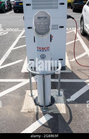 Tescos neuer elektrischer Schnellladepunkt in der Blue Boar Lane Norwich Niederlassung in Norfolk, gesponsert von Volkswagen Stockfoto