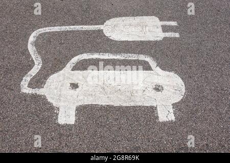 Parkplatz zum Aufladen von Elektrofahrzeugen nur lackiert Schild auf dem Asphalt Stockfoto