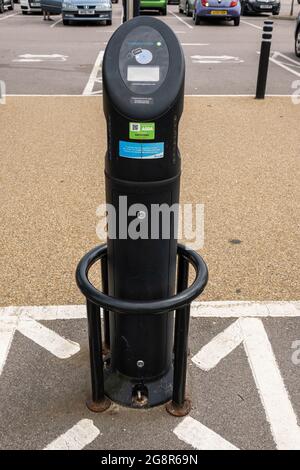 Asdas neuer elektrischer Ladepunkt auf dem Einkaufsparkplatz Stockfoto