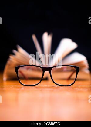 Nerdy Brillen für Buchcover Stockfoto