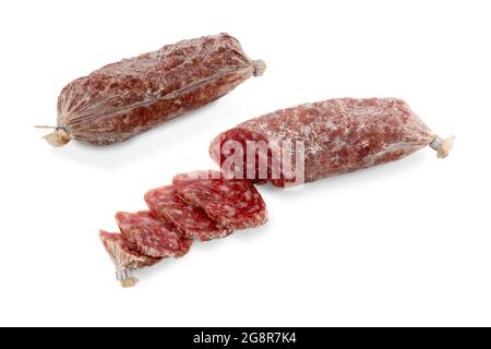 Kleine italienische Salami mit Scheiben geschnitten, zwei Würste genannt Cacciatorino isoliert auf weiß, kopieren Raum Stockfoto