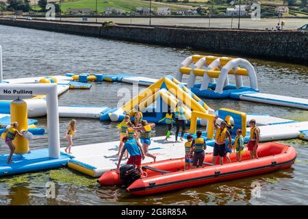 Rossarbery, West Cork, Irland. Juli 2021. West Cork sonnte sich heute an einem weiteren heißen Tag, mit Temperaturen in den hohen 20er Jahren. Viele Urlauber haben das Rossarbery Lagoon Activity Center genossen. Quelle: AG News/Alamy Live News Stockfoto