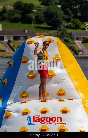 Rossarbery, West Cork, Irland. Juli 2021. West Cork sonnte sich heute an einem weiteren heißen Tag, mit Temperaturen in den hohen 20er Jahren. Aaron Moffat aus Limerick genoss das Roscarbery Lagoon Activity Center. Quelle: AG News/Alamy Live News Stockfoto