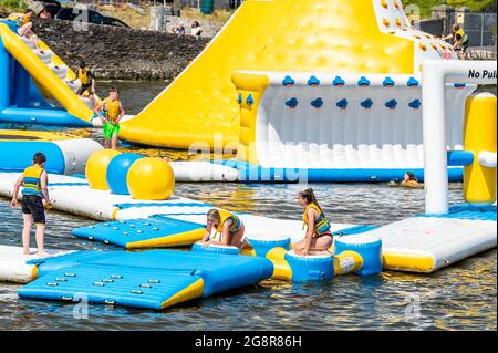 Rossarbery, West Cork, Irland. Juli 2021. West Cork sonnte sich heute an einem weiteren heißen Tag, mit Temperaturen in den hohen 20er Jahren. Viele Urlauber haben das Rossarbery Lagoon Activity Center genossen. Quelle: AG News/Alamy Live News Stockfoto