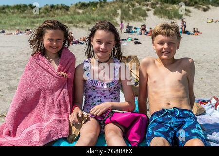 Rossarbery, West Cork, Irland. Juli 2021. West Cork sonnte sich heute an einem weiteren heißen Tag, mit Temperaturen in den hohen 20er Jahren. Das Warren Beach, Rosscarbery, war voller Urlauber. Am Strand genossen Tessa, Hannah-Rose und Paddy Ryan aus Ballincollig. Quelle: AG News/Alamy Live News Stockfoto