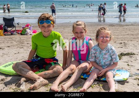 Rossarbery, West Cork, Irland. Juli 2021. West Cork sonnte sich heute an einem weiteren heißen Tag, mit Temperaturen in den hohen 20er Jahren. Das Warren Beach, Rosscarbery, war voller Urlauber. Am Strand genossen Scott, Lilly und Sadie White von Carrigaline. Quelle: AG News/Alamy Live News Stockfoto