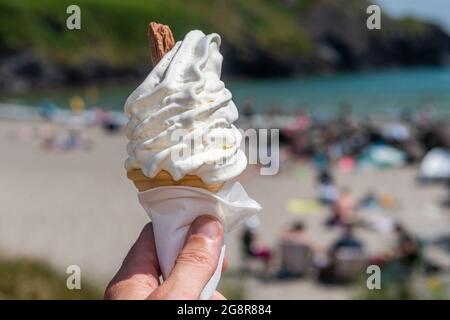 Rossarbery, West Cork, Irland. Juli 2021. West Cork sonnte sich heute an einem weiteren heißen Tag, mit Temperaturen in den hohen 20er Jahren. Das Warren Beach war voller Urlauber. Der Eiswagen machte einen brüllenden Handel. Quelle: AG News/Alamy Live News Stockfoto