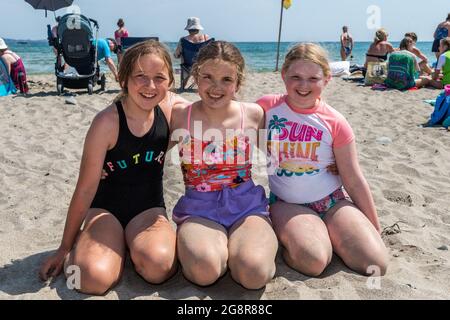 Rossarbery, West Cork, Irland. Juli 2021. West Cork sonnte sich heute an einem weiteren heißen Tag, mit Temperaturen in den hohen 20er Jahren. Das Warren Beach, Rosscarbery, war voller Urlauber. Am Strand genossen Ava Crowley, Ahiohill und Meadhbh sowie Caitlin McCarthy von Rathbarry. Quelle: AG News/Alamy Live News Stockfoto