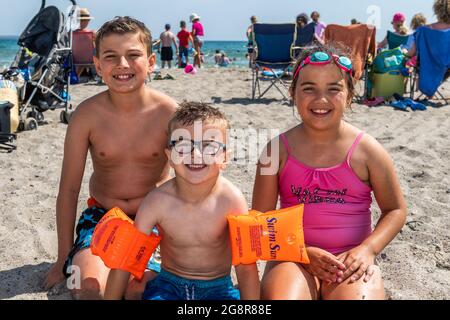 Rossarbery, West Cork, Irland. Juli 2021. West Cork sonnte sich heute an einem weiteren heißen Tag, mit Temperaturen in den hohen 20er Jahren. Das Warren Beach, Rosscarbery, war voller Urlauber. Am Strand genossen Conor, Shane und Emma Barber aus Rosscarbery. Quelle: AG News/Alamy Live News Stockfoto