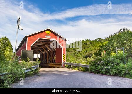 Louis-Gravel überdachte Brücke (1934). Gemeinde Sacré-Coeur, Quebec, Kanada. Stockfoto