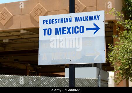 Fußgängerweg nach Mexiko Wegweiser in Douglas AZ Stockfoto