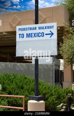 Fußgängerweg nach Mexiko Wegweiser in Douglas AZ Stockfoto