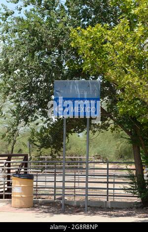 Fußgängerweg nach Mexiko Wegweiser in Douglas AZ Stockfoto