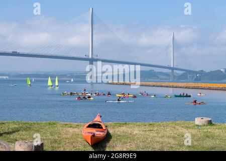 Port Edgar Marina, South Queensferry, Schottland, Großbritannien. Juli 2021. Wetter in Großbritannien - Paddeln in der Sonne für Gruppen von Kindern in Port Edgar Marina am Südufer des Firth of Forth mit der atemberaubenden Kulisse der Queensferry Crossing Quelle: Kay Roxby/Alamy Live News Stockfoto