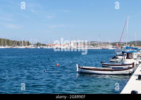 Rogoznica, Kroatien-6. Juli 2021: Berühmter Yachthafen im beliebten Touristenziel Rogoznica, kleiner Fischerort an der dalmatinischen Küste Stockfoto