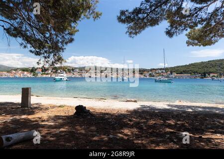 Rogoznica, Kroatien-6. Juli 2021: Wunderschöne alte Fischerstadt Rogoznica, beliebtes touristisches und nautisches Ziel in der mitteldalmatinischen Region C. Stockfoto