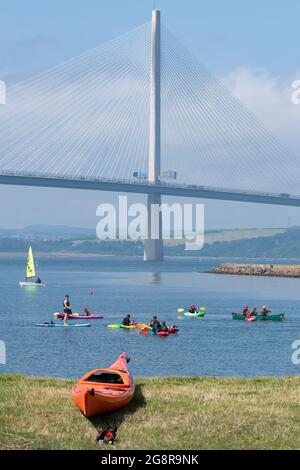 Port Edgar Marina, South Queensferry, Schottland, Großbritannien. Juli 2021. Wetter in Großbritannien - Paddeln in der Sonne für Gruppen von Kindern in Port Edgar Marina am Südufer des Firth of Forth mit der atemberaubenden Kulisse der Queensferry Crossing Quelle: Kay Roxby/Alamy Live News Stockfoto