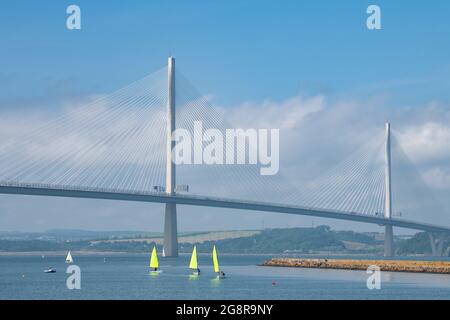 Port Edgar Marina, South Queensferry, Schottland, Großbritannien. Juli 2021. Wetter in Großbritannien - Segeln Sie in der Sonne in Port Edgar Marina am Südufer des Firth of Forth mit der atemberaubenden Kulisse der Queensferry Crossing Credit: Kay Roxby/Alamy Live News Stockfoto