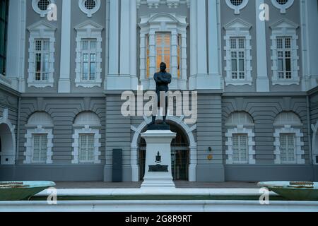 SINGAPUR, SINGAPUR - 22. Jul 2021: Singapur , 5. Juli 2021- Bronzestatue der Stamford-Gewehre vor dem Victoria Theatre und der Konzerthalle Stockfoto