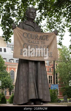 Statue von Millicent Fawcett auf dem Parliament Square in London, England. Die Statue wurde von Gillian Wearing geformt. Stockfoto