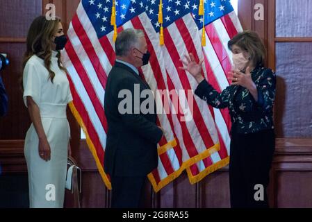 Washington, Vereinigte Staaten Von Amerika. Juli 2021. Die Sprecherin des Repräsentantenhauses der Vereinigten Staaten, Nancy Pelosi (Demokratin von Kalifornien), begrüßt rechts seine Majestät König Abdullah II ibn Al Hussein, König des Haschemitischen Königreichs Jordanien, Mitte, und Königin Rania, Kronprinz Hussein, links, Vor einer Fotogelegenheit im US Capitol in Washington, DC, Donnerstag, 22. Juli 2021. Quelle: Rod Lampey/CNP/Sipa USA Quelle: SIPA USA/Alamy Live News Stockfoto