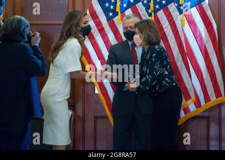 Washington, Vereinigte Staaten Von Amerika. Juli 2021. Die Sprecherin des Repräsentantenhauses der Vereinigten Staaten, Nancy Pelosi (Demokratin von Kalifornien), begrüßt rechts seine Majestät König Abdullah II ibn Al Hussein, König des Haschemitischen Königreichs Jordanien, Mitte, und Königin Rania, Kronprinz Hussein, links, Vor einer Fotogelegenheit im US Capitol in Washington, DC, Donnerstag, 22. Juli 2021. Quelle: Rod Lampey/CNP/Sipa USA Quelle: SIPA USA/Alamy Live News Stockfoto