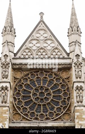 Das Rosenfenster in der Westminster Cathedral in London, England. Das Fenster befindet sich an der Nordfassade des Gebäudes. Stockfoto