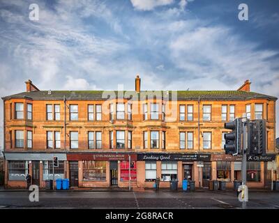 CLYDEBANK, SCHOTTLAND - 10. FEBRUAR 2014: Ein typischer roter Sandsteinzementblock im Clydebank-Gebiet westlich der Stadt Glasgow. Stockfoto