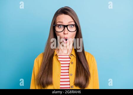 Foto von jungen hübschen Frau erstaunt schockiert überrascht gefälschte Neuheit Nachrichten isoliert über blauen Hintergrund Stockfoto