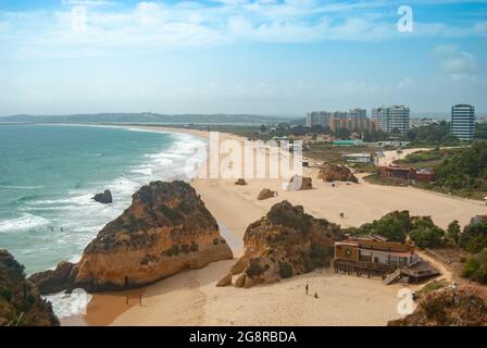 Weite Aufnahme des Panoramas auf die portugiesische Küste, die Stadt in der Ferne und die Klippen Stockfoto