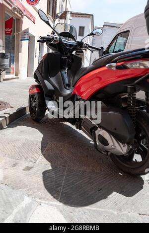 KOPER, SLOWENIEN - 12. JULI 2021: Roller in der Stadt, billig, ökologisch und bequem Verkehrsmittel. Stockfoto