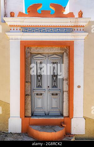 Ein schönes, typisch griechisches Tor auf der Insel Symi. Stockfoto