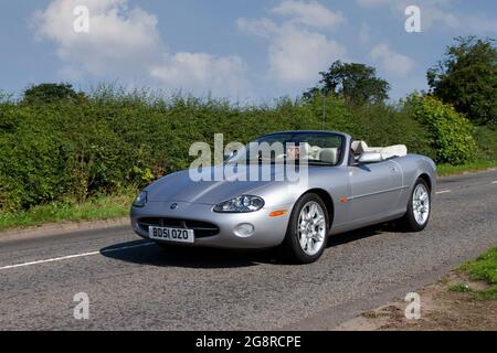 2001 silbernes Jaguar XK8 Cabriolet 2dr 5-Gang-Automatikgetriebe, auf dem Weg zur Capesthorne Hall Classic July Car Show, Cheshire, Großbritannien Stockfoto