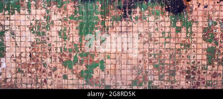 RUSSLAND, Wandpaneelhaus, mit kleinen Mosaikfliesen bedeckt.Versiegelung der Inter-Panel-Naht. Shabby Mosaikfliesen an der Fassade eines Hauses Stockfoto