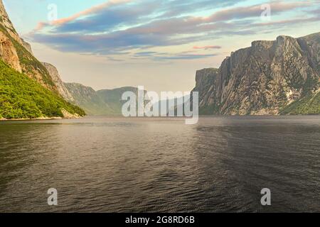 Bewundern Sie die wunderschöne Aussicht vom Ausflugsboot auf die Fjorde des Western Brook Teichs im Gros Morne National Park, Neufundland und Labrador, Kanada Stockfoto