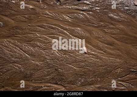 Abstrakter Hintergrund benutzerdefinierte Farbe Färbung Sand Textur mit welligen Linien und Wasserstrahlen in warmen Farben Stockfoto