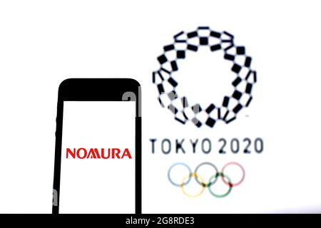 Spanien. Juli 2021. In dieser Fototafel ist ein Nomura Holdings-Logo auf einem Smartphone mit dem Logo der Olympischen Spiele von Tokio 2020 im Hintergrund zu sehen. Kredit: SOPA Images Limited/Alamy Live Nachrichten Stockfoto