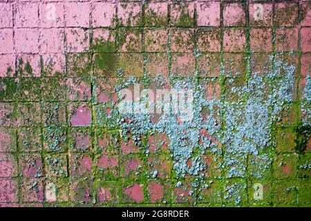 RUSSLAND, Wandpaneelhaus, mit kleinen Mosaikfliesen bedeckt.Versiegelung der Inter-Panel-Naht. Shabby Mosaikfliesen an der Fassade eines Hauses Stockfoto