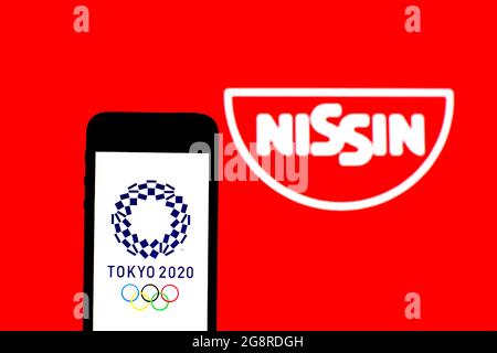 Spanien. Juli 2021. Auf dieser Fotolabbildung ist das Logo der Olympischen Spiele von Tokio 2020 zu sehen, das auf einem Smartphone mit einem Nissin Food Products Corporation Limited-Logo im Hintergrund angezeigt wird. Kredit: SOPA Images Limited/Alamy Live Nachrichten Stockfoto