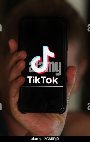 Amsterdam, Niederlande. Juli 2021. In dieser Fototafel hält eine Internetnutzerin ihr Smartphone als Display-Logo des chinesischen Social Media TikTok am 22. Juli 2021 in Amsterdam, Niederlande. Niederlande - die niederländische Datenschutzbehörde DPA hat eine Geldbuße in Höhe von Û750,000 an das chinesische Social-Media-Unternehmen TikTok wegen Verletzung der Privatsphäre von kleinen Kindern in den Niederlanden beantragt.(Foto von Paulo Amorim/Sipa USA) Quelle: SIPA USA/Alamy Live News Stockfoto