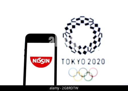 Spanien. Juli 2021. In dieser Abbildung ist ein Nissin Food Products Corporation Limited-Logo auf einem Smartphone mit dem Logo der Olympischen Spiele von Tokio 2020 im Hintergrund zu sehen. (Foto von Thiago Prudencio/SOPA Images/Sipa USA) Quelle: SIPA USA/Alamy Live News Stockfoto