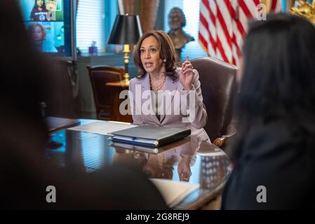 Washington, Usa. Juli 2021. US-Vizepräsidentin Kamala Harris hält am 21. Juli 2021 ein feierliches Gespräch mit den DACA-Empfängern im Eisenhower Executive Office Building in Washington, DC, USA. Unter den Anwesenden waren Dreamers ohne DACA und Führer der Immigrantenrechte nach der Entscheidung des Bezirksgerichts von Texas über DACA. EPA-EFE/KEN CEDENO Kredit: SIPA USA/Alamy Live News Stockfoto