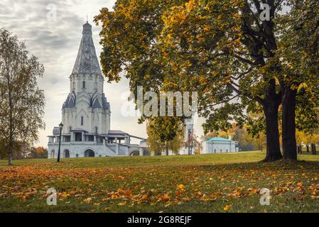 Blick auf die Himmelfahrtskirche und den architektonischen Komplex in Kolomenskoye am Herbsttag. Moskau. Russland Stockfoto