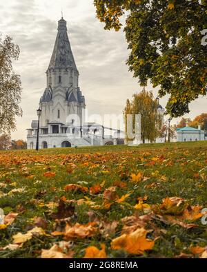 Blick auf die Himmelfahrtskirche und den architektonischen Komplex in Kolomenskoye am Herbsttag. Moskau. Russland Stockfoto