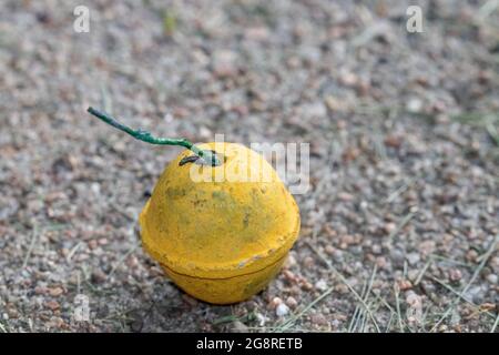 Lebendige bunte Anzeige von gelben Rauchbomben feiern Unabhängigkeitstag mit texturiertem Hintergrund 4. Juli . Zeigt die künstlerische Verwendung von Farbe und Design. . Hochwertige Fotos Stockfoto