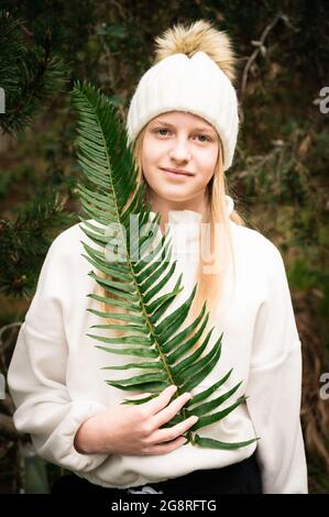 Junge Mädchen Im Wald Einstellung Halten Große Fern Frond Stockfoto