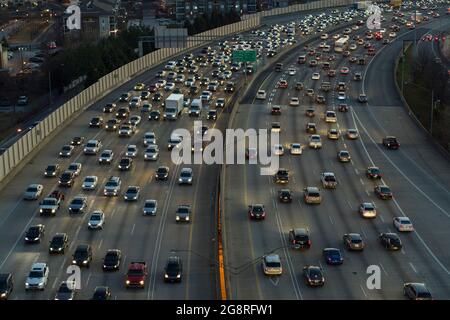 Verkehr auf dem Freeway durch die Innenstadt von Atlanta, Georgia Stockfoto