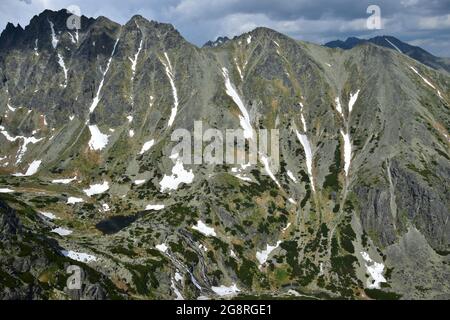 Landschaft in der Hohen Tatra mit Bergen, dem Tal Mlynicka dolina, dem See Pleso nad Skokom und dem Wasserfall Vodopad Skok. Slowakei. Stockfoto